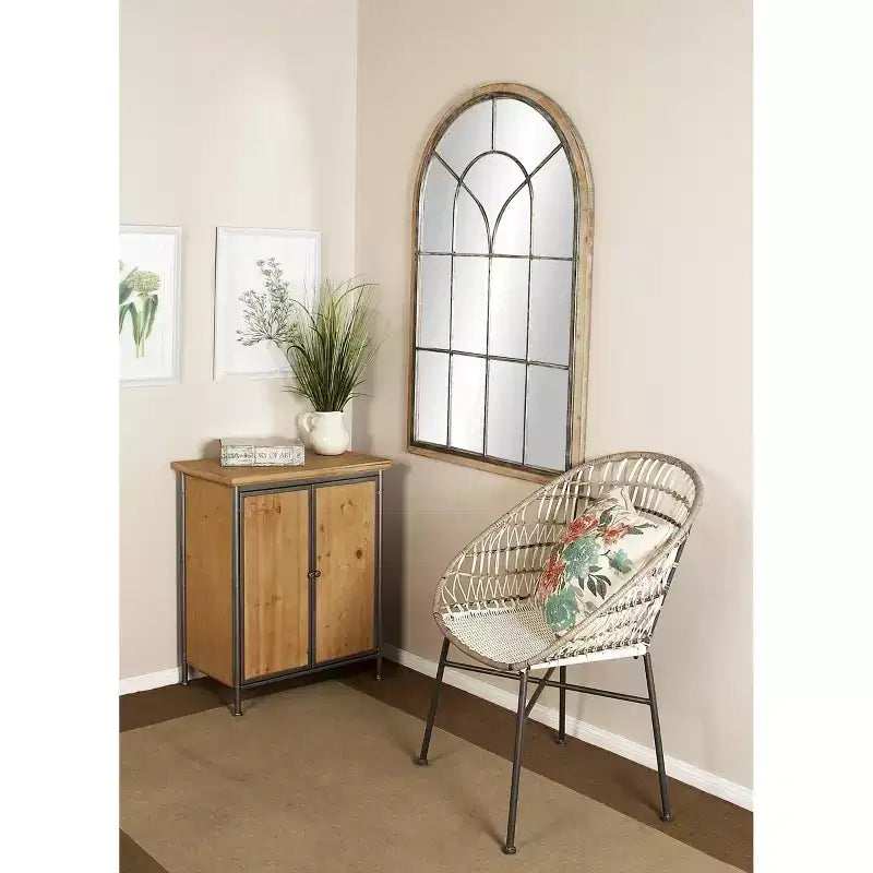 Miroir mural en bois inspiré d'une vitre de fenêtre, avec dessus arqué, marron, finition blanc délavé vieilli