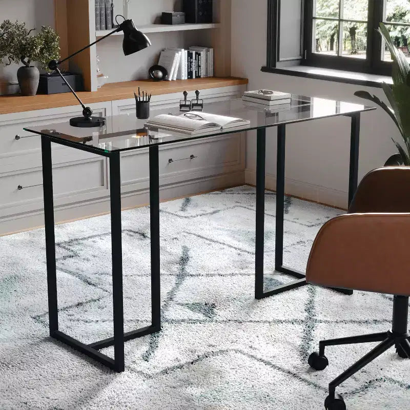 Bureau à plateau en verre et cadre métallique pour télétravail