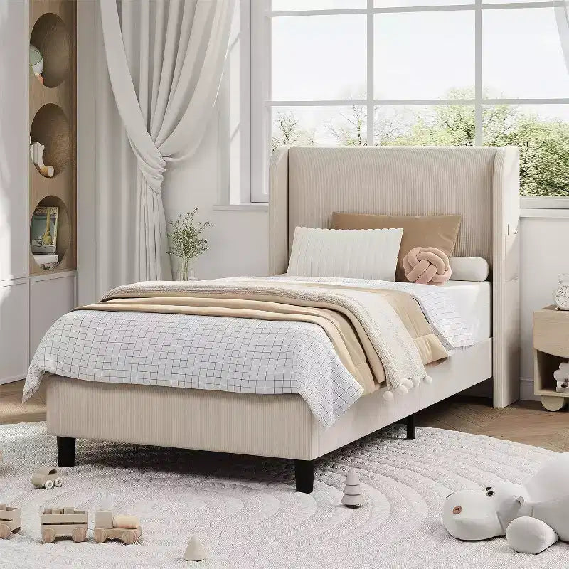Cadre de lit double avec tête de lit et oreilles, revêtement en velours à rayures verticales, 2 poches de rangement, support à lattes en bois, beige