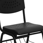 Chaise de classe d'étudiant en plastique noir avec panier à livres