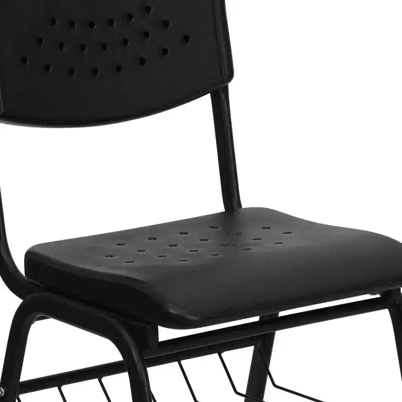 Chaise de classe d'étudiant en plastique noir avec panier à livres
