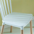 Chaise de salle à manger moderne en plastique, design Windsor avec pieds en bois de hêtre