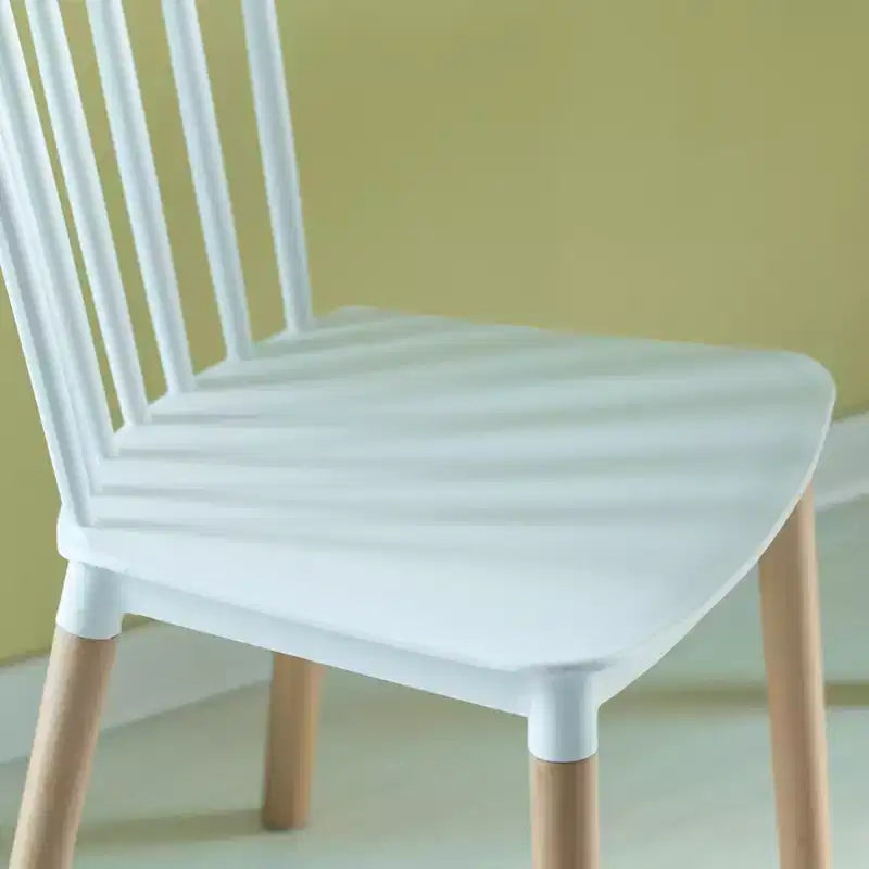 Chaise de salle à manger moderne en plastique, design Windsor avec pieds en bois de hêtre